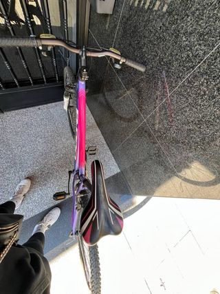 Bicicleta morada y rosa