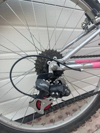 Bicicleta rosa y amarilla