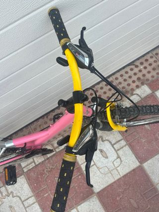 Bicicleta rosa y amarilla