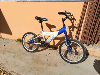 Bicicleta infantil azul y blanca