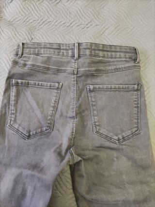 Pantalón vaquero Zara gris con raya lateral roja