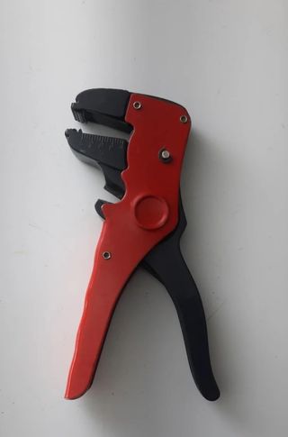 Alicate Pelacables Rojo y Negro