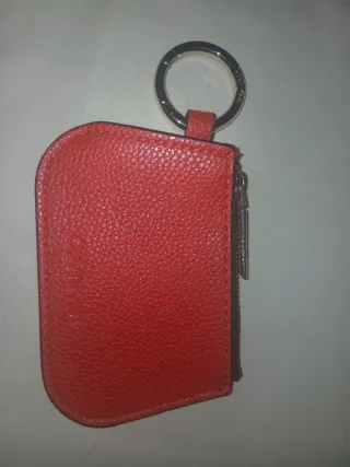 Monedero Llavero Calvin Klein, rojo y negro.