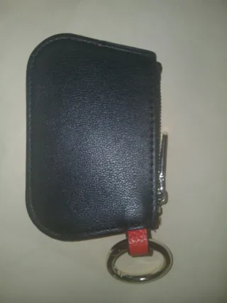 Monedero Llavero Calvin Klein, rojo y negro.