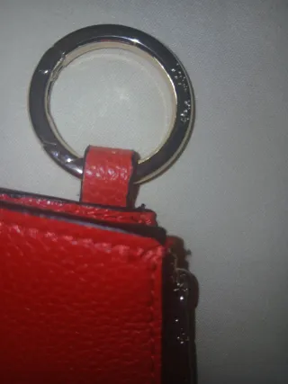 Monedero Llavero Calvin Klein, rojo y negro.