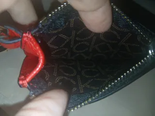 Monedero Llavero Calvin Klein, rojo y negro.