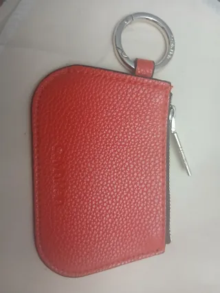 Monedero Llavero Calvin Klein, rojo y negro.