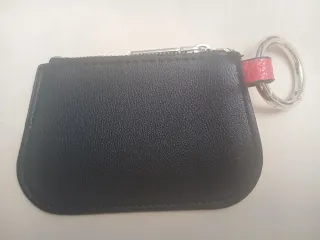 Monedero Llavero Calvin Klein, rojo y negro.