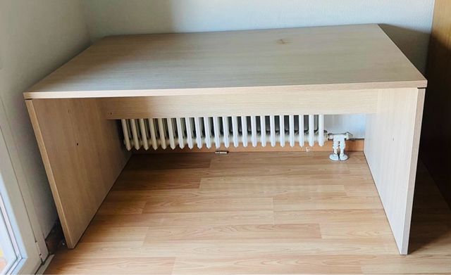 Escritorio de madera, gran profundidad