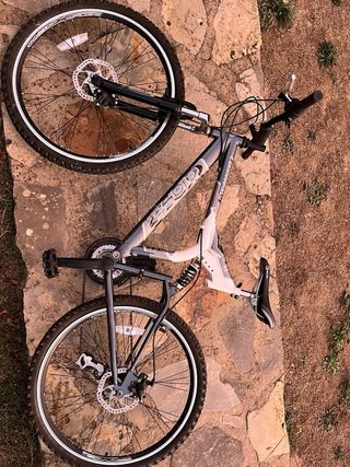 Bicicleta de montaña gris