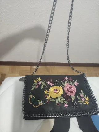 Bolso negro bordado flores y mariposa