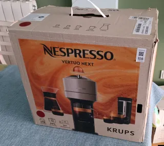 Cafetera Nespresso Vertuo Next Roja