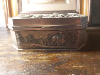 Caja de metal antigua con relieve