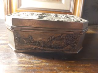 Caja de metal antigua con relieve