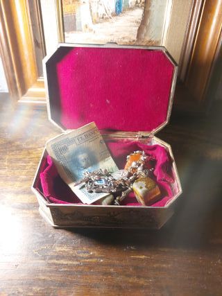 Caja de metal antigua con relieve