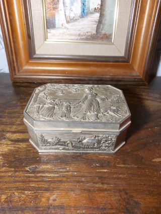 Caja de metal antigua con relieve