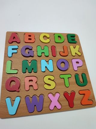 Tabla de madera para aprender letras y colores