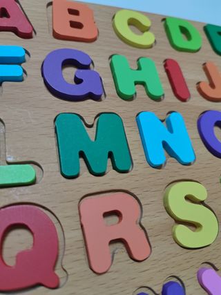 Tabla de madera para aprender letras y colores