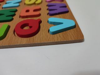 Tabla de madera para aprender letras y colores