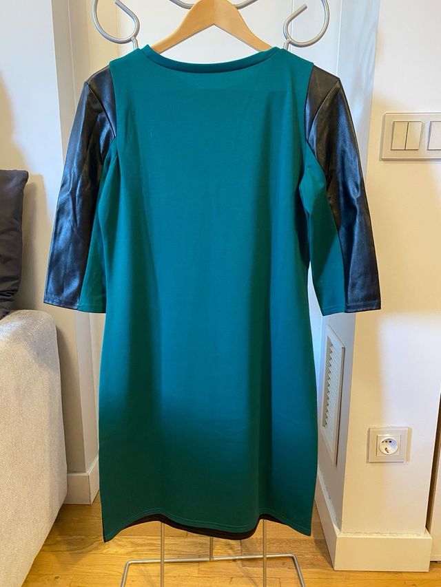 Vestido verde con mangas negras
