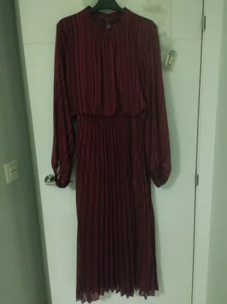 Vestido de fiesta granate, plisado sin estrenar 
