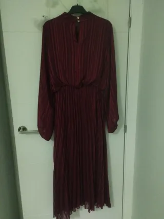 Vestido de fiesta granate, plisado sin estrenar 
