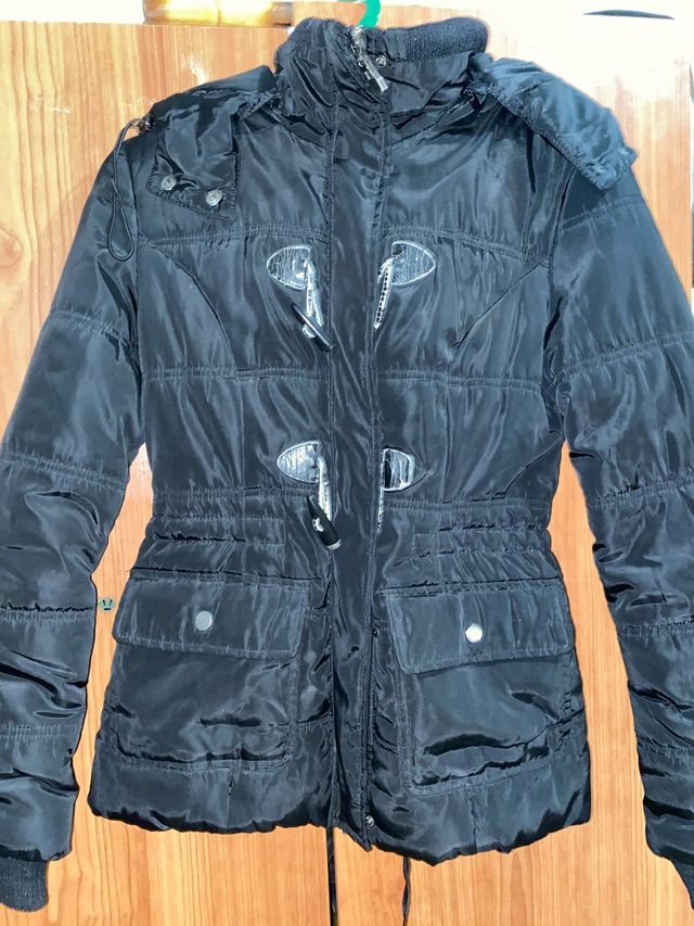 Chaqueta negra acolchada