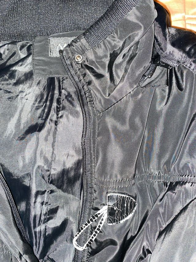 Chaqueta negra acolchada