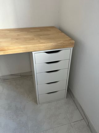 Escritorio madera y metal. Tablon de madera.