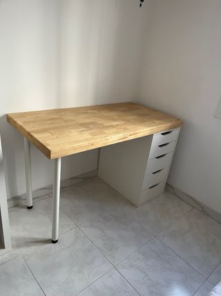 Escritorio madera y metal. Tablon de madera.