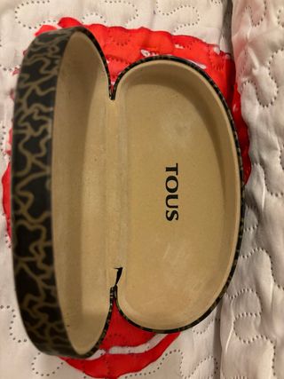 Funda y gafas Tous marrón y doradas