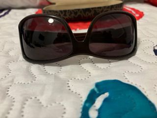 Funda y gafas Tous marrón y doradas