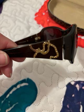 Funda y gafas Tous marrón y doradas