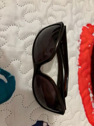 Funda y gafas Tous marrón y doradas