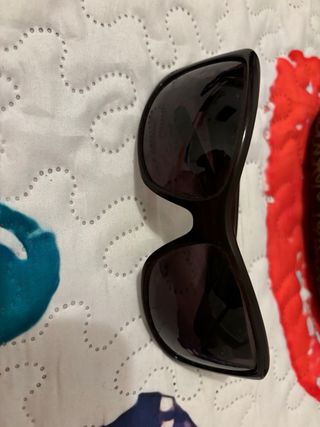 Funda y gafas Tous marrón y doradas