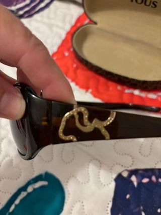 Funda y gafas Tous marrón y doradas