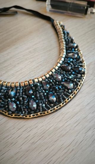 Collar negro con abalorios y lazo.