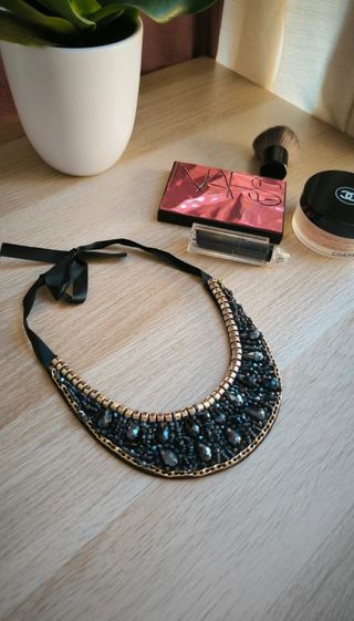 Collar negro con abalorios y lazo.