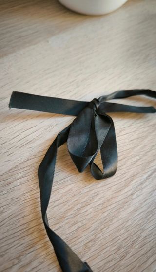 Collar negro con abalorios y lazo.