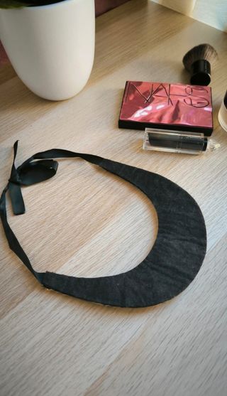 Collar negro con abalorios y lazo.