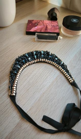 Collar negro con abalorios y lazo.