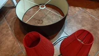 3 Pantallas de lampara de tela roja y 1  grande