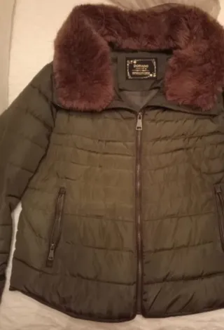 Plumífero verde con cuello de pelo