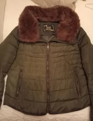 Plumífero verde con cuello de pelo