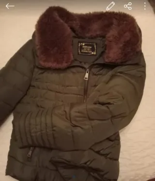 Plumífero verde con cuello de pelo