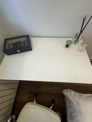 Escritorio blanco moderno con silla de ruedas