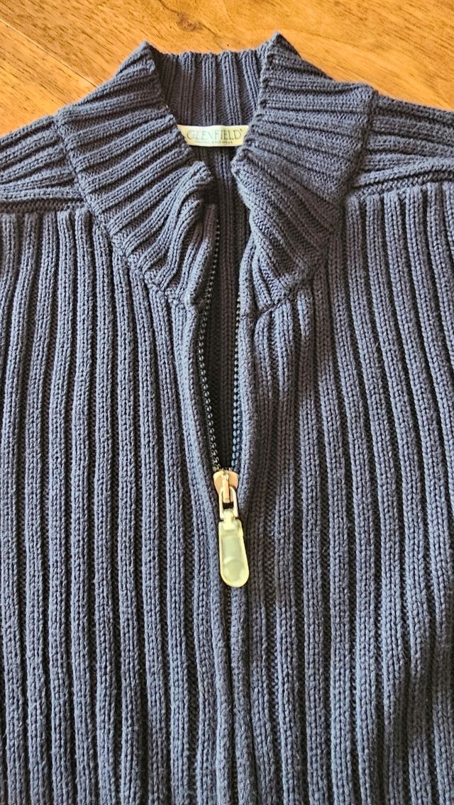 Maglione blu con zip