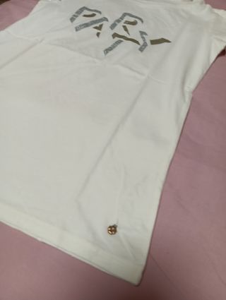 Camiseta blanca con letras doradas