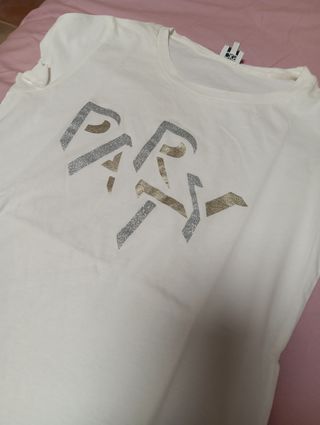 Camiseta blanca con letras doradas