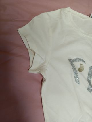 Camiseta blanca con letras doradas